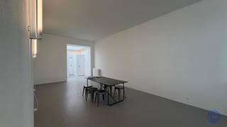 <p><span>Informations sur ce local commercial </span></p><p><span>Situé au cœur d'Anvers, entre l'Eilandje, le quartier de l'Académie et le centre-ville historique, cet espace d'environ 65 m² a été récemment rénové et bénéficie de finitions soignées. Il est possible d'agrandir la surface d'environ 20 m². L'espace se distingue immédiatement par son style épuré et minimaliste ainsi que par sa grande vitrine, qui lui confère une excellente visibilité et un caractère ouvert et accueillant. Le sol en époxy gris béton, les hauts plafonds, l’éclairage mural subtil et la lumière naturelle abondante créent une atmosphère sereine et professionnelle. À l’arrière, une grande verrière apporte un supplément de lumière naturelle. De plus, l’espace dispose d’armoires sur mesure intégrées, d’un lavabo discrètement dissimulé et de toilettes séparées, ce qui rend l’ensemble à la fois élégant et pratique. Grâce à son agencement flexible, cet espace se prête parfaitement à diverses utilisations professionnelles, telles qu’un showroom, une galerie, un bureau, un studio ou un local commercial. Une opportunité unique pour ceux qui recherchent un lieu de caractère et prêt à l’emploi au centre d’Anvers.</span></p><p><span> </span></p><p><span>Agencement</span></p><ul><li><span>Local commercial d’environ 65 m². </span></li><li><span>Toilettes séparées. </span></li><li><span>Éclairage domotique installé.</span></li></ul><p><span> </span></p><p><span>'s supplémentaires</span></p><ul><li><span>Utilisations possibles : galerie, salle d'exposition, bureau, etc.</span></li><li><span>Chauffage par radiateurs.</span></li></ul><p><span> </span></p><p><span>Informations générales</span></p><ul><li><span>Loyer pour 65 m² la 1re année : 1 495 par mois, hors charges</span></li><li><span>Loyer pour 65 m² la 2e année : 1 795 par mois, hors charges</span></li><li><span>Loyer pour 65 m² la 3e année : 1 995 par mois, hors charges</span></li><li><span>Loyer option +20 m² : 500 par mois, hors charges </span></li><li><span>Disponible : immédiatement.</span></li></ul><p><span> </span></p><ul><li><span>Taxe foncière à la charge du locataire : 660 EUR/an.</span></li><li><span>Charges : 175 EUR/mois (taxe foncière, Internet, syndic, provision pour la consommation d'eau.) </span></li><li><span>Caution : 6 mois.</span></li><li><span>Établissement de l'état des lieux : 460 EUR à la charge du locataire. </span></li><li><span>Commission : 15 % du loyer annuel, payable en une seule fois par le locataire.</span></li></ul><p><span> </span></p><p><span>Immeuble</span></p><ul><li><span>Immeuble commercial élégant situé dans un emplacement bien visible sur la Paardenmarkt à Anvers.</span><span> </span></li></ul><p><span> </span></p><p><span>Situation</span></p><ul><li><span>Situé sur la Paardenmarkt, récemment réaménagée.</span></li><li><span>À proximité de nombreux commerces, établissements de restauration et lieux culturels.</span></li><li><span>MOBISCORE : 9,6/10 !</span></li></ul><p><span> </span></p><p><span>Les informations contenues dans cette brochure sont fournies à titre indicatif : il appartient aux locataires potentiels de se charger eux-mêmes de l'obtention, de la vérification et de l'interprétation de ces informations.</span></p><p><span> </span></p>
