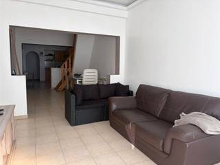 Deze woning bevindt zich net buiten het centrum van Ninove maar is toch vlot bereikbaar via de verschillende invalswegen. Ze bestaat op het gelijkvloers uit een ruime woonkamer met open keuken, een badkamer, een apart toilet en een berging. Verder is er een terras en een grote tuin. Op de eerste verdieping zijn er twee slaapkamers en op de tweede verdieping (vaste trap) bevindt zich de derde kamer.Er is overal dubbel glas (PVC) en de cv is op aardgas.