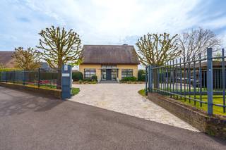 Op een strategische toplocatie, waar Heule en Gullegem naadloos samenkomen, bevindt zich deze tot in de puntjes verzorgde villa. Gelegen op een perceel van 2300 m², biedt deze eigendom een combinatie van uitstekende bereikbaarheid en absolute geborgenheid.U wordt verwelkomd in een imposante inkomhal met gastentoilet. De leefruimte is het hart van de woning, het salon en de eetplaats vloeien harmonieus in elkaar over. Door de kamerhoge raampartijen en de oriëntatie baadt de volledige ruimte in het licht. Het zicht op de prachtig aangelegde tuin en de zwemvijver is magnifiek. De keuken met aanpalende wasberging en het bureel maken het plaatje compleet.De nachthal, vernieuwd in 2024, leidt naar vier volwaardige slaapkamers, waarbij de extra mezzanine zorgt voor toegang tot een zolderberging. De badkamer is voorzien van een inloopdouche, ligbad, dubbel lavabomeubel en een toilet.De buitenruimte is ontworpen met oog voor detail en beleving. Met de sfeervolle pergola, de poolhouse, en de zwemvijver biedt de tuin op elk moment van de dag een unieke sfeer.Extra troeven: - 18 zonnepanelen + zonneboiler - Kelderverdieping met een werkatelier en extra opslagruimte- Dubbele carportBent u klaar om deze woonbeleving in Heule zelf te ervaren? Neem dan contact op met Michelle (0493/25 46 81- michelle.decoutere@dewaele.com)De eigendom wordt aangeboden via de Pre-sale formule. Van 04/05/2026 om 09:00 tot 09/05/2026 om 14:30 kan u de woning op afspraak komen bezichtigen en een bod uitbrengen. De vermelde prijs is een instelprijs. Voor meer info, gelieve contact op te nemen met de dossierverantwoordelijke.Bestuursmaatregelen in het maatregelenregister: nee