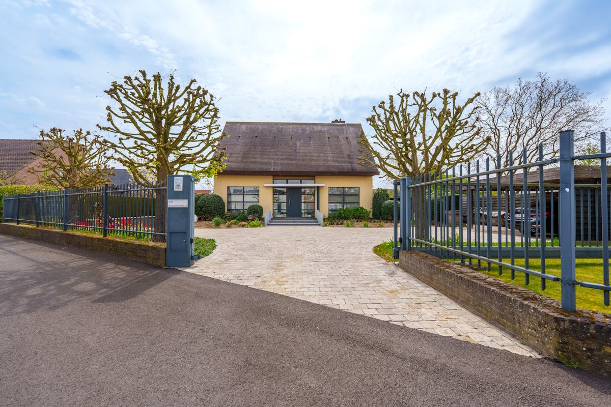 Villa op 2300 m² en vier slaapkamers te koop in Kortrijk! - foto 2