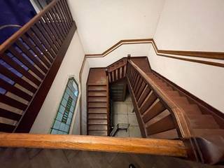 Ruim herenhuis op supercentrale ligging in het stadscentrum.  Het pand geniet van een  van stadstuin van +/- 30 m².Het pand is gelegen vlakbij...