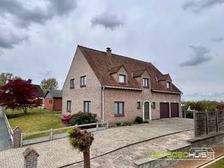 Ontdek deze prachtige villa in fermettestijl met dubbele garage en tuin, gelegen in een rustige laan in een kindvriendelijke en residentiële...