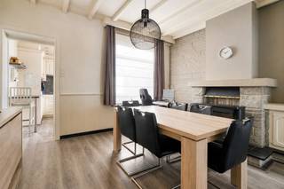 Bent u op zoek naar een gezellige woning met een praktische indeling, een garage en een gunstige ligging? Dan is deze charmante tussenwoning zeker een bezoek waard. De woning is ideaal als eerste eigen woning, maar biedt dankzij de huidige verhuur ook een interessante investeringsopportuniteit.<br /><br /><strong>Ligging</strong>: De woning geniet van een goede en centrale ligging in Izegem. U bevindt zich hier op korte afstand van het stadscentrum, waar u terechtkan voor winkels, horeca, dagelijkse voorzieningen en ontspanning. Scholen, openbaar vervoer en belangrijke invalswegen bevinden zich in de nabije omgeving, waardoor de woning vlot bereikbaar is. De ligging combineert het comfort van een rustige woonomgeving met de voordelen van een centrale locatie. <br /><br /><strong>Indeling van de woning:</strong><br /><u>Op het gelijkvloers</u> betreedt u de woning via de inkomhal. Deze geeft toegang tot de lichtrijke woonkamer met gezellige zit- en eetruimte. Aansluitend bevindt zich de ingerichte keuken, voorzien van alle nodige toestellen zoals een spoeltafel, combi-oven, keramische kookplaat, dampkap en koelkast.<br />Via de keuken bereikt u de veranda, die zorgt voor extra leefruimte en een aangename verbinding met buiten. Achteraan bevindt zich het gezellige zuidgerichte koertje, waar u heerlijk kan genieten van zonnige momenten.<br /><br /><u>Op de eerste verdieping</u> bevinden zich de badkamer en twee volwaardige slaapkamers. De badkamer beschikt over een ligbad, lavabo en toilet. Beide slaapkamers zijn praktisch ingericht en voorzien van een ingebouwde kast.<br /><br />Via een vaste trap bereikt u de ruime <u>zolderverdieping</u>. Deze extra ruimte biedt tal van mogelijkheden en kan ingericht worden als hobbyruimte, bureel of bijkomende slaapkamer.<br /><br />Bij de woning hoort een garage, gelegen verderop in de straat. Deze biedt extra comfort en kan afzonderlijk worden aangekocht aan een meerprijs van € 20.000.<br /><br /><strong>Extra troeven: </strong>
<ul>
<li>Interessante investering of ideale starterswoning.</li>
<li>Goede en centrale ligging in Izegem.</li>
<li>Garage verderop in de straat afzonderlijk aan te kopen voor € 20.000.</li>
<li>Ruime zolderverdieping met diverse mogelijkheden.</li>
<li>Praktische kelder en buitenberging.</li>
<li>Momenteel verhuurd aan € 610 per maand, waardoor u geniet van een onmiddellijke huuropbrengst.</li>
</ul>
<br /><strong>Interesse?</strong> Contacteer ons kantoor voor meer informatie of plan een vrijblijvend bezoek via 051/201.400 of info@dicasa.be.