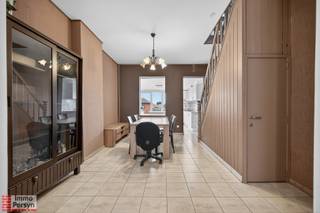 Deze instapklare gesloten bebouwing geniet van een uitstekende ligging aan de Diestsestraat 46, op wandelafstand van het centrum van Scherpenheuvel.<br /><br />De woning combineert een centrale locatie met een verrassend lichtrijk interieur, verspreid over drie woonniveaus. Dankzij de nabijheid van winkels, scholen en openbaar vervoer is dit de ideale uitvalsbasis voor wie alles binnen handbereik wil hebben.<br /><br />De woning is direct bewoonbaar, met twee ruime slaapkamers en een functionele kelder die dienstdoet als wasplaats en (fiets)berging. De compacte perceeloppervlakte zorgt bovendien voor een onderhoudsvriendelijk karakter, perfect voor wie houdt van stedelijk wonen zonder tuinonderhoud.<br /><br /><u><strong>INDELING</strong></u><br /><strong>Gelijkvloers: </strong>Inkomhal, living, eetkamer, keuken<br /><strong>1ste verdieping: </strong>Nachthal, slaapkamer, badkamer<br /><strong>2de verdieping:</strong> Slaapkamer onder dak<br /><strong>Kelder:</strong> Technische ruimte, wasplaats, berging<br /><br /><br />Ervaar zelf de vele voordelen van deze woning tijdens een persoonlijke rondleiding. <br />Maak vandaag nog je afspraak. <br />Mail naar info@immopersyn.be of bel 013 444 008.