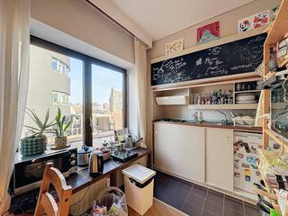 Vlakbij de paardenmarkt, het eilandje en het historische centrum van Antwerpen vinden we deze studio op een toplocatie in Antwerpen te huur.Indeling:- woonkamer + keuken- aparte slaapkamer- aparte badkamer- gemeenschappelijk dakterrasTroeven:- keuken werd recentelijk vernieuwd- lage EPC waarde- lift aanwezig in het gebouwBent u geïnteresseerd in een appartement of woning te huur in Antwerpen? Aarzel dan niet om ons te contacteren. Had u graag uw eigen eigendom te koop of te huur aangeboden contacteer ons dan voor een vrijblijvende schatting per mail naar antwerpen@dewaele.com.Ook voor alle andere vragen omtrent vastgoed, kopen of verkopen kan u steeds bij ons terecht!