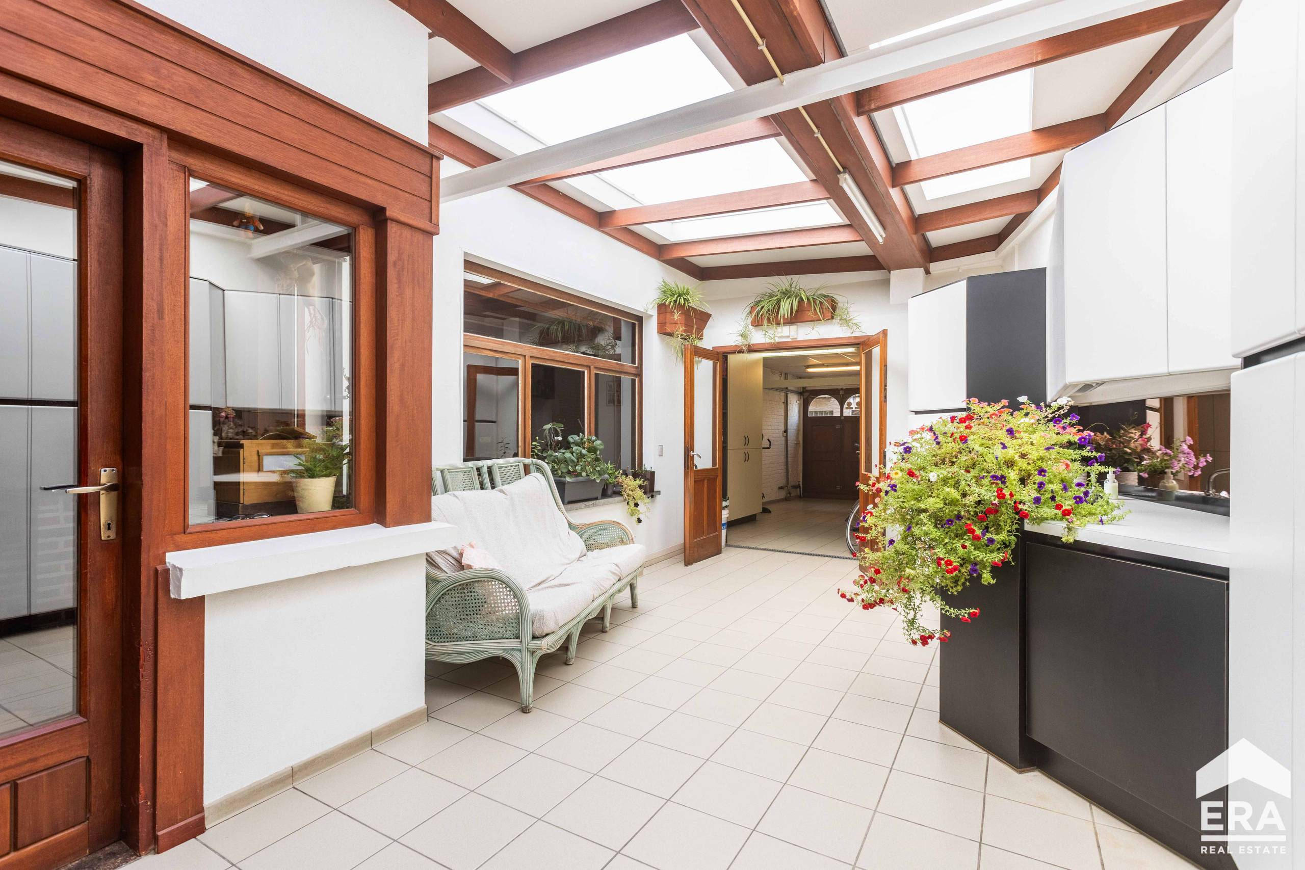 Instapklare stadswoning met magazijn en tuin in hartje Aalst - foto 1