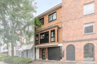 Toplocatie in hartje Roeselare – ideale gezinswoning of interessante investering<br /><br />Bent u op zoek naar een woning op een centrale ligging met een vlotte bereikbaarheid én een interessant rendement? Dan is deze charmante bel-etagewoning in het centrum van Roeselare beslist een bezoek waard. Dankzij de uitstekende locatie, de praktische indeling en de mogelijkheid tot eigen bewoning of investering vormt deze eigendom een unieke opportuniteit.<br /><br />Voor de woning bevindt zich een aangenaam pleintje waar u in alle rust kunt genieten van het stadsleven. Winkels, horeca, scholen, openbaar vervoer en andere dagelijkse voorzieningen bevinden zich op wandelafstand.<br /><br />Technische kenmerken<br /><br />•Centrale verwarming op aardgas<br /><br />•PVC-schrijnwerk met dubbele beglazing<br /><br />•Elektrische installatie conform de geldende regelgeving<br /><br />•Conformiteitsattest aanwezig<br /><br />•Geschikt als eigen woning én als zorgeloze investering<br /><br />Indeling<br /><br />Gelijkvloers<br /><br />•Inkomhal<br /><br />•Ruime inpandige garage<br /><br />•Praktische berging<br /><br />•Kelder<br /><br />•Koer met uitweg via een dienstdoorgang<br /><br />Eerste verdieping<br /><br />•Lichtrijke woonkamer<br /><br />•Volledig uitgeruste keuken<br /><br />•Gezellig terras aansluitend aan de keuken<br /><br />•Badkamer met douche en toilet<br /><br />Tweede verdieping<br /><br />•Nachthal<br /><br />•Apart gastentoilet met handenwasser<br /><br />•Twee volwaardige slaapkamers<br /><br />Zolderverdieping<br /><br />•Bereikbaar via een zolderluik<br /><br />•Ideale extra bergruimte<br /><br />Bent u op zoek naar een woning met een uitstekende ligging, een praktische indeling en een aantrekkelijk investeringspotentieel? Neem vandaag nog contact op met Immo François voor meer informatie of plan uw bezoek. Wij begeleiden u graag verder.<br /><br />