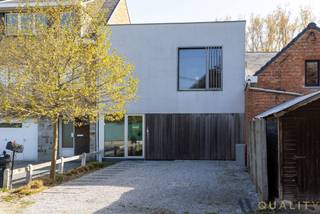Deze gezellige en energiezuinige woning is gelegen in een rustige, doodlopende straat in Lebbeke en biedt een ideale combinatie van comfort, ruimte...