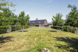 De hoeveDeze charmante langgevelhoeve, gelegen op een ruim perceel van maar liefst 1.744 m², straalt een tijdloze charme en karakter uit. Met een bouwjaar dat teruggaat tot ergens tussen 1875 en 1899, heeft deze hoeve een geschiedenis die voelbaar is in elk van de open en lichtrijke woonvertrekken. De combinatie van deze authentieke elementen met een moderne en klassevolle afwerking, geeft het geheel een unieke uitstraling en garandeert u een exclusieve woonervaring in het groen. De liggingDeze schitterende hoeve is gelegen in het rustige Rotem, een dorp binnen Dilsen-Stokkem, op een steenworp van de grens met Nederland. U geniet er van de rust en sereniteit van het platteland en bevindt zich bovendien vlakbij natuurgebied Bergerven. De Rijksweg brengt u daarbovenop op een vlotte manier naar Maaseik, Maasmechelen of andere omliggende steden.De praktijkruimtesOp het gelijkvloers treft u een verzorgde wachtruimte met gastentoilet en twee daarbij behorende spatieuze praktijkruimtes, wat deze eigendom ideaal maakt voor het uitoefenen van uw vrije beroep. U kan de hoogwaardig afgewerkte ruimtes uiteraard ook inzetten als burelen.De leefruimteIn de opengetrokken, riante woonkamer stroomt het natuurlijke daglicht binnen via de grote glaspartijen die zich langs elke zijde van de ruimte bevinden, en creëren de hoge plafonds een tastbaar gevoel van ruimte. De aanpalende veranda, die uitkomt op het terras met buitenbar, is een heerlijk gezellige ruimte om te ontspannen met zicht op de tuin. De keukenEen toonbeeld van luxe en comfort is de hypermoderne, volledig uitgeruste keuken waar het uitzonderlijk ruime kookeiland met bargedeelte het centrale middelpunt vormt. De combinatie van functionaliteit en esthetiek komt naar boven in de ingemaakte, hoogkwalitatieve keukenapparatuur, de ingebouwde opbergkasten en de uitgekiende lichtarmaturen. Schuifdeuren geven u een directe toegang tot een deel van het terras en de tuin. De slaapkamersVia de nachthal op de eerste verdieping bereikt u de twee ruime en volwaardige slaapkamers, elk voorzien van een magnifieke parketvloer en genietend van een stijlvolle, hedendaagse afwerking. De logeerkamer kan uiteraard perfect fungeren als ruime, derde slaapkamer. De badkamerIn de prachtig afgewerkte badkamer met vrijstaand ligbad en ingemaakt wasmeubel kan u terecht voor een rustgevende en luxueuze wellness-ervaring. De keuze voor natuurlijke materialen zoals hout en natuursteen werkt samen met het zachte kleurenpalet, om het hoogste niveau van ontspanning te bereiken. De troevenTalloze troeven maken van deze hoeve een uitzonderlijke vondst: de hedendaags ingerichte praktijkruimtes, de klassevolle en functionele indeling, en de ruime tuin met berging, terras, bar en ingebouwd zwembad zijn er slechts enkele van.Uw wagens kan u kwijt op de ruime oprit.