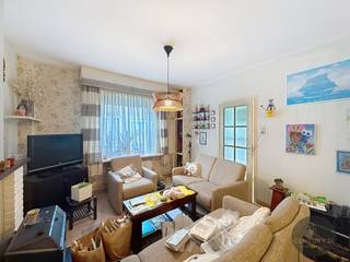 Te renoveren ruime woning met 4 slaapkamers in het hart van Oud-Knokke – Albertlaan 21<br /><br />Deze ruime woning is ideaal gelegen in het charmante Oud-Knokke, vlak bij de Groentenmarkt en op wandelafstand van de Lippenslaan, winkels, horeca en alle nodige faciliteiten.<br /><br />Indeling:<br />Bij het betreden van de woning komt u in de inkomhal die toegang biedt tot de gezellige woonkamer en eetplaats. Verder bevindt zich op het gelijkvloers een ingerichte keuken, een afzonderlijk toilet en een praktische wasplaats. Boven de wasplaats, in het bijgebouw, bevindt zich een eerste slaapkamer. Daarnaast is er een ruime berging, een buitenberging en een aangenaam tuintje.<br /><br />Op de eerste verdieping vindt u een slaapkamer, een ruimte voorzien voor een toilet en een badkamer die is opgesplitst in een douchekamer met toilet en een aparte badkamer.<br />De tweede verdieping beschikt over nog twee volwaardige slaapkamers.<br /><br />Deze woning biedt tal van mogelijkheden voor wie op zoek is naar een renovatieproject met ruimte, een centrale ligging en veel potentieel in Knokke.