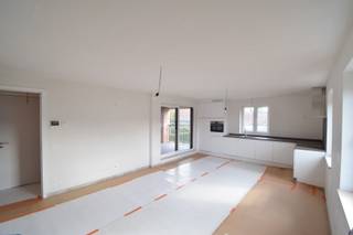 Nieuw BEN-appartement met terras en autostaanplaats in Kasterlee<br /><br />Op een rustige ligging in het centrum van Kasterlee bevindt zich dit energiezuinige BEN-éénslaapkamerappartement in de kleinschalige residentie Cardina. Dankzij de centrale ligging bevinden winkels, openbaar vervoer, scholen en horecazaken zich op wandelafstand.<br /><br />Het appartement is gelegen op de eerste verdieping en beschikt over een woonoppervlakte van 75,90 m². Via de inkomhal met gastentoilet bereikt u de ruime slaapkamer met aansluitende badkamer, uitgerust met een ligbad, douche en lavabomeubel. Daarnaast is er een praktische berging/wasruimte aanwezig met ruimte voor wasmachine en droogkast.<br /><br />De lichtrijke leefruimte geniet van veel natuurlijk licht dankzij de grote raampartijen en biedt plaats aan een gezellige zit- en eethoek. De open keuken is volledig ingericht met kookplaat, afzuigkap, ingebouwde koelkast en vaatwasser.<br /><br />Vanuit de leefruimte heeft u via een schuifraam toegang tot het aangename overdekte terras, waar u in alle rust kunt genieten.<br /><br />Op het gelijkvloers beschikt u bovendien over een overdekte autostaanplaats.<br /><br />Ligging
<ul>
	<li><span>Nabij het centrum van Kasterlee</span></li>
	<li><span>Winkels op ca. 250 m</span></li>
	<li><span>Openbaar vervoer op ca. 250 m</span></li>
	<li><span>School op ca. 100 m</span></li>
</ul>
Troeven<br />✅ Energiezuinig BEN-appartement<br />✅ Instapklaar<br />✅ Ruime slaapkamer en lichtrijke leefruimte<br />✅ Overdekt terras<br />✅ Overdekte autostaanplaats<br />✅ Kleinschalige residentie<br />✅ Centrale ligging in het centrum van Kasterlee<br /><br />Interesse? Contacteer ons voor meer informatie of een bezoek ter plaatse.<br />📞 0496 51 10 10<br />📧 christoffel@vastgoedpicavet.be<br /><br /> 
