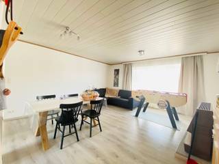 <p><strong>Handelspand met woonst en tal van mogelijkheden</strong><br />In Komen bevind zich een zeer ruime woning met herleven potentieel en ruime werkplaats ideaal voor zelfstandigen.<br /><br /><strong>indeling:</strong><br />via de inkom kom je binnen in 2 apparte ingangen, de eerste ingang bied toegang tot het commerciële deel ideaal voor zelfstandigen als werkplaats de beneden is voorzien van toilet, keuken badkamer en eventueel mogelijkheid tot bureel boven de werkplaats <br /><br />de 2de inkom bied toegang tot 2 apparte appartementen, appartement 1 nog volledig in te richten <br /><br />2de appartement reeds ingericht , living keuken, badkamer en 2 slaapkamers. </p>
<p><br /><br />hier geldt renovatieplicht</p>