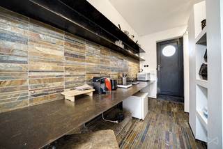 <p>Tel: 0456 79 45 19 / E-mail: sophia.vanhove@weinvest.be<br /><br /></p>
<p>We Invest heeft het genoegen om exclusief 4 prachtige penthouse studio’s aan te bieden, volledig gemeubileerd en uitgerust, met terrassen op het noordwesten/zuidoosten.</p>
<p>Gelegen in een levendige wijk van Elsene, bieden deze studio’s directe nabijheid van talrijke winkels en restaurants, evenals gemakkelijke toegang tot het openbaar vervoer, waardoor uw dagelijkse verplaatsingen moeiteloos verlopen.</p>
<p>Huurprijs: €750<br />Kosten: €150 (inclusief onderhoud van de gemeenschappelijke ruimtes, lift, elektriciteit voor gemeenschappelijke ruimtes, warm en koud water, en verzekering van de gemeenschappelijke delen)<br />Energieprestatiecertificaat (EPC): E</p>
<p>Minimumduur van het huurcontract: 1 jaar<br /><br />✨ Mis deze kans niet!</p>
<p>Ontdek meer exclusieve panden op www.weinvest.be!</p>