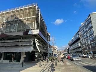 Dit unieke handelspand is uitzonderlijk goed gelegen langs de Antwerpsesteenweg in Gent (Sint-Amandsberg), vlak bij de R40 en op slechts zes minuten wandelen van station Gent-Dampoort. Dankzij de grote zichtbaarheid en de vlotte bereikbaarheid is dit gebouw ideaal voor bedrijven die op zoek zijn naar een professionele en representatieve uitvalsbasis. Het pand werd eerder verhuurd aan SD Worx en biedt in totaal meer dan 1.000 m² bruikbare oppervlakte.<br />De kantoorruimtes bevinden zich op het gelijkvloers, de eerste en de tweede verdieping. Deze verdiepingen zijn instapklaar en beschikken over diverse kantoorruimtes, vergaderzalen en een eetruimte met kitchenette. Het gebouw heeft grote raampartijen die zorgen voor een lichtrijke en aangename werkomgeving. Op de eerste en tweede verdieping zijn bovendien afgesloten cubicles aanwezig. Daarnaast omvat het gebouw nog twee extra verdiepingen, waaronder een woongedeelte, wat het geheel bijzonder veelzijdig maakt.<br /><br />Het pand biedt ook interessante mogelijkheden voor ondernemers en investeerders die een verhuurconcept willen uitwerken. Zo kan het gebouw bijvoorbeeld worden ingedeeld in afzonderlijke kantoren, vergaderruimtes of werkplekken die apart worden verhuurd aan bedrijven, zelfstandigen en andere professionals. Op die manier kan een interessant verhuurconcept worden gecreëerd met potentieel voor recurrente huurinkomsten. De eigenaar heeft geen bezwaar tegen onderverhuring, wat extra flexibiliteit biedt voor wie het gebouw zelf huurt en vervolgens ruimtes aan derden wenst te verhuren.<br /><br />Er is tevens een lift aanwezig die tot de hoogste verdieping gaat, al heeft deze onderhoud nodig. Het pand beschikt over de nodige voorzieningen, waaronder kitchenettes en sanitair. Tegenover het gebouw zijn bovendien drie overdekte parkeerplaatsen beschikbaar tegen een beperkte bijkomende kost.<br />Dankzij de strategische ligging, de ruime oppervlakte en de flexibele mogelijkheden voor eigen gebruik en onderverhuring biedt dit pand tal van opportuniteiten voor ondernemingen en investeerders.<br /><br /><strong>Voor meer informatie en/of een bezoek, bel mij vandaag nog op 0472/50.08.58 Mohamed Ettaibi</strong>