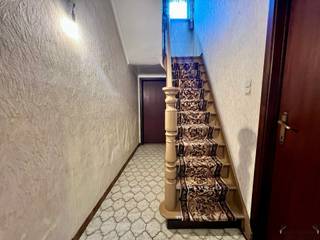 Cette propriété à Hamme offre une opportunité intéressante pour les investisseurs ou les acheteurs avec des plans de rénovation.La propriété est construite en briques solides et se trouve sur un terrain de 246 m².Il y a un accès direct depuis la rue avec un parking devant la propriété et à l'arrière via un garage dans la Koerspleinstraat.L'agencement de la propriété comprend un espace de vie, une cuisine fonctionnelle avec un équipement de base, une salle de bain avec douche, lavabo et toilettes et 2 chambres à l'étage.