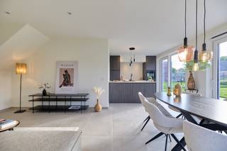 Hectaar bouwt energiezuinige halfopen nieuwbouwwoningen, centraal gelegen nabij kortbij verschillende winkels, het station, scholen, enz. Hier kan je genieten van een rustige, omgeving vlakbij winkels, scholen, openbaar vervoer – ideaal voor wie op zoek is naar rust én bereikbaarheid.<br /><br />Bij elke woning krijgt de koper de kans om volledig inspraak te hebben in de inrichting en afwerking van de woning. In samenspraak met onze betrouwbare partnerleveranciers kies je zelf de materialen en afwerking volgens smaak en budget – zo maak je van deze woning écht jouw thuis.<br /><br /><strong>Indeling Lot 01;</strong><br />Gelijkvloers: Inkomhal met gastentoilet, lichtrijke leefruimte met grote raampartijen en open keuken (37,76m²) , inpandige garage (17,43m²)<br />Verdieping: Nachthal met apart toilet, 3 ruime slaapkamers (13,56m² - 13,42m² - 10,75m²), badkamer met ligbad, inloopdouche en dubbele lavabo (8,98m²)<br />Zolder: Ruime zolder bereikbaar via zolderluik – ideaal als extra berging of hobbyruimte <br /><br /><strong>Troeven van deze woningen:</strong>
<ul>
	<li>Energiezuinig wonen - warmtepomp</li>
	<li>Vloerverwarming op het gelijkvloers</li>
	<li>Zonnepanelen inbegrepen </li>
	<li>Regenwaterput van 7.500L aangesloten op toiletten, wasmachine en buitenkraan</li>
</ul>
<br />Wens je een woning op maat, met aandacht voor licht, ruimte en energiezuinigheid? Contacteer ons voor meer info.  