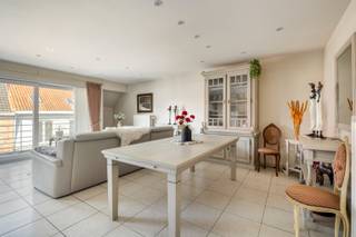 Ben je op zoek naar een instapklaar en goed onderhouden appartement op een centrale locatie in Roeselare? Dan is dit appartement in Residentie...