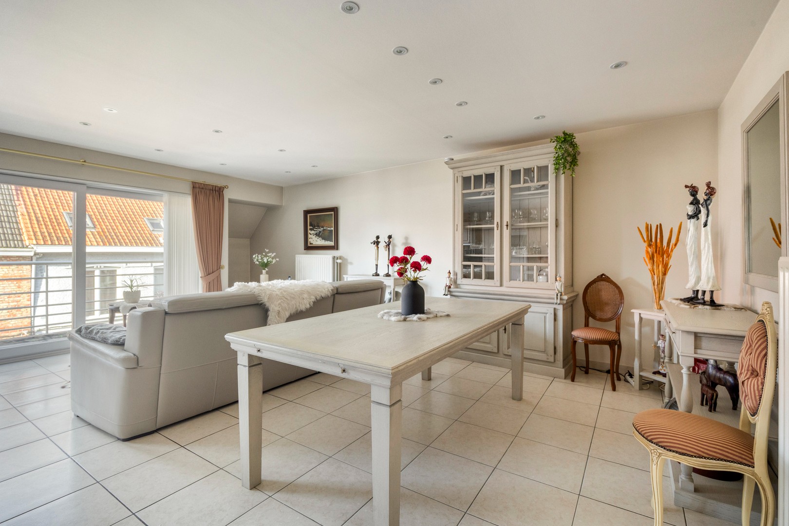 Ruim, instapklaar appartement met 2 slaapkamers en garage in het centrum van Roeselare - foto 2