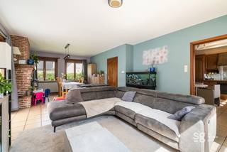 In een rustige, doodlopende straat vlak bij het centrum van Nazareth bevindt zich deze verrassend ruime woning.
De woning is gelegen op een zonnig perceel van 664 m² en beschikt over een bewoonbare oppervlakte van maar liefst 214 m².
De indeling is als volgt: bij binnenkomst betreedt u een ruime inkomhal met apart gastentoilet. Van daaruit heeft u toegang tot de lichtrijke woonkamer, die naadloos overgaat in de aansluitende keuken met berging. Op het gelijkvloers bevindt zich bovendien een eerste ruime kamer, ideaal als bureau of extra slaapkamer, een badkamer met ligbad en douche, alsook een inpandige garage. De bovenverdieping telt drie volwaardige slaapkamers en een vierde, kleinere (doorloop)kamer die perfect dienst kan doen als dressing, hobbyruimte of kinderkamer. Rondom de woning geniet u van een zonnige, onderhoudsvriendelijke tuin die uitnodigt tot ontspanning.
Meer weten of een bezoek plannen? Neem gerust contact met ons op!