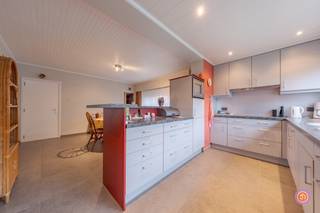 <p>Vandaag nemen we je mee naar deze zeer ruime woning met enorm veel potentieel gelegen in Wintam op een rustige locatie, op enkele minuten van de dijk.<br /><br />We komen binnen via de inkomhal die toegang geeft tot de aangename en lichtrijke leefruimte, met aansluitend de geïnstalleerde, ruime keuken. De keuken werd reeds vernieuwd in 2007. Verder vinden we op het gelijkvloers nog een gastentoilet en een praktische berging waar zich de aansluiting bevindt voor was- en droogmachine.<br /><br />De prachtige trap brengt ons naar de eerste verdieping, waar zich drie slaapkamers en een badkamer bevinden, waarvan één zeer ruime slaapkamer. <br /><br />Via de uitschuifbare trap bereiken we de zolder die momenteel dienst doet als opbergruimte. De mogelijkheid bestaat om een vaste trap te plaatsen in de ruime nachthal en deze ruimte af te werken tot slaapkamer.<br /><br />Als extra troef hebben we een gezellige tuin met terras. <br />Tevens kan je de tuin betreden via de zijingang van de woning en beschikt de woning over een oprit.<br /><br />Vanop de eerste verdieping heb je een prachtig groen uitzicht.<br /><br />Heb je interesse in deze woning met veel potentieel?<br />Neem gerust contact op via roy@julimmo.be of 0498 62 74 71.</p>