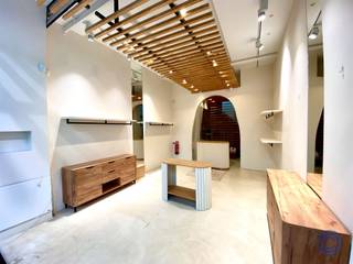 <p><span>Informatie Winkelpand:</span></p><p><span>Stel je voor: jouw zaak in een van de hipste buurten van de stad, waar dagelijks talloze mensen passeren, omringd door trendy winkels, gezellige horeca en een creatieve vibe. Of je nu een boetiek, conceptstore of galerie wilt openen, deze locatie biedt alles om jouw onderneming te laten floreren. Wil je het met eigen ogen zien? Maak dan snel een afspraak voor een bezichtiging en ontdek het potentieel van dit karaktervolle pand. Dit is dé kans om jouw zaak op een strategische en bruisende plek te vestigen. We kijken ernaar uit om jou rond te leiden en je te helpen jouw ondernemersdroom waar te maken!</span></p><p><span> </span></p><p><span>Gelijkvloers</span><span>:</span></p><ul><li><span>Commerciële ruimte ca. 60m².</span></li><li><span>Grote en lichte etalage.</span></li><li><span>Hoog plafond.</span></li><li><span>Magnetisch beveiligde deur.</span></li><li><span>Inbraakwerend rolluik.</span></li></ul><p><span> </span></p><p><span>Tussenverdieping:</span></p><ul><li><span>Kitchenette (basic).</span></li><li><span>Toilet.</span></li></ul><p><span> </span></p><p><span>Kelder:</span></p><ul><li><span>Ruime kelder ca. 35m², bestaande uit 3 bergruimtes.</span></li></ul><p><span> </span></p><p><span>Algemeen:</span></p><ul><li><span>Alarmsysteem.</span></li><li><span>Camera beveiliging.</span></li><li><span>Airco.</span></li><li><span>Individuele verwarming: elektrisch.</span></li></ul><p><span> </span></p><p><span>HUUR Informatie:</span></p><ul><li><span>Huurprijs: 2800 EUR.</span></li><li><span>Beschikbaarheid: Onmiddellijk.</span></li><li><span>Vaste kosten: 50 EUR, privatief waterverbruik.</span></li><li><span>Individuele meter elektriciteit.</span></li><li><span>Huurwaarborg : 6 maanden.</span></li></ul><p><span> </span></p><ul><li><span>Commissie voor verhuur te betalen verhuurder : zijnde 15´% van de jaarhuur + 21% BTW</span></li><li><span>Intredende plaatsbeschrijving kosten te delen 50/50 door huurder en verhuurder zijnde 400 EUR + BTW.</span></li><li><span>KI te betalen door huurder : keuze maandelijks of jaarlijks.</span></li></ul><p><span> </span></p><p><span>Ligging:</span></p><ul><li><span>De Nationalestraat is een verbindingsweg tussen historisch Antwerpen en 't Zuid, zeer veel passage.</span></li><li><span>Nationalestraat is een hippe buurt met veel winkels, horeca zaken, en gezellige pleintjes vol handelszaken.</span></li></ul><p><span> </span></p><p><span>Gebouw</span><span>:</span></p><ul><li><span>Mooi, authentiek en gerenoveerd pand.</span></li><li><span>Bestaande uit een handelsgelijkvloers en eerste verdieping, kelder en appartementen op het 2de en 3de verdiep.</span></li></ul><p><span> </span></p><p><span>*De informatie in deze prospect is ter informatieve titel: de kandidaat-huurders moeten hun eigen zaak maken van het verkrijgen, controleren en interpreteren van deze informatie.</span></p><p><span> </span></p>