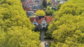 <strong>Verrassend ruime woning met 4 slaapkamers en ruime tuin in het groene Waterschei/Genk!</strong><br /><br />Welkom in deze karaktervolle en verrassend ruime woning, gelegen aan de Binnenlaan 21 in Genk. Met een bewoonbare oppervlakte van maar liefst 295 m², vier volwaardige slaapkamers, een ruime geïsoleerde zolder en een perceel van 7a 49ca biedt deze woning bijzonder veel ruimte.<br /><br />De combinatie van haar karaktervolle uitstraling, praktische indeling, ruime tuin en energiezuinige voorzieningen maakt van deze woning een interessante opportuniteit voor wie comfortabel en ruim wil wonen in Genk.<br /><br /><strong>Groen wonen in de karaktervolle tuinwijk van Waterschei</strong><br />De woning bevindt zich in Waterschei, in een rustige en bijzonder groene woonomgeving die wordt gekenmerkt door haar brede lanen, volwassen bomen en karaktervolle architectuur.<br /><br />De Binnenlaan maakt deel uit van de historische tuinwijk van Waterschei, waar het groene karakter een belangrijke rol speelt. Stad Genk omschrijft zichzelf als de groenste centrumstad van Vlaanderen en hecht ook binnen deze wijk veel belang aan het behoud van waardevolle bomen en groenaanleg.<br /><br />Ook de historische identiteit van de omgeving bleef bewaard: de tuinwijk van Waterschei, waaronder de Binnenlaan, is opgenomen als vastgesteld bouwkundig erfgoed.<br /><br />Tegelijkertijd woont u hier op een praktische locatie, met scholen, winkels en dagelijkse voorzieningen binnen bereik en een vlotte verbinding naar de omliggende gemeenten en de E314.<br /><br /><strong>Een verrassend ruime en praktische indeling</strong><br />Bij het betreden van de woning komt u binnen in de inkomhal, voorzien van een apart gastentoilet.<br /><br />Van hieruit bereikt u de aangename leefruimte, ingedeeld in een open zit- en eethoek. De ingebouwde houtkachel zorgt hier voor extra sfeer en gezelligheid. Vanuit de leefruimte geniet u bovendien rechtstreeks zicht op en toegang tot de veranda. De veranda vormt een volwaardig verlengstuk van de leefruimte en biedt een fijne plek om het hele jaar door te genieten van het zicht op de tuin.<br /><br />De keuken bevindt zich afzonderlijk van de woonkamer en werd vernieuwd in 2017. Ze is praktisch ingericht met veel kastruimte en beschikt over alle nodige toestellen, waaronder een inductiekookplaat, dampkap, vaatwasser, koelkast, diepvries en ingebouwde oven en microgolfoven.<br /><br />Op de verdiepingen bevinden zich vier volwaardige slaapkamers, waardoor de woning bijzonder geschikt is voor een groter gezin, thuiswerk of een combinatie hiervan.<br /><br />De badkamer is uitgerust met een dubbele lavabo en een ligbad met douchevoorziening.<br /><br />Nog behoefte aan extra ruimte? De ruime en reeds geïsoleerde zolder biedt bijkomende mogelijkheden en kan, mits verdere inrichting, bijvoorbeeld gebruikt worden voor extra slaapkamers, een hobbyruimte of thuiskantoor.<br /><br />Daarnaast is de woning volledig onderkelderd. Hier bevinden zich onder meer de aansluitingen voor de wasmachine en is er heel wat bijkomende opslagruimte.<br /><br /><strong>Een ruime tuin om volop van het buitenleven te genieten</strong><br />Ook buiten beschikt deze woning over heel wat ruimte.<br /><br />De oostgerichte tuin is aangelegd met gazon en enkele volwassen bomen en wordt grotendeels omgeven door een groene haag. Dankzij de open ligging van het perceel kan u hier gedurende de dag op verschillende plaatsen van de zon genieten.<br /><br />Achteraan bevinden zich bovendien een vrijstaande tuinberging en een schuur/garage, ideaal voor het stallen van fietsen, tuinmateriaal of bijkomende opslag.<br /><br />Aan de woning is voldoende parkeergelegenheid voorzien, met plaats voor ongeveer drie wagens op eigen terrein.<br /><br /><strong>Comfortabel én energiezuinig wonen</strong><br />Naast haar royale oppervlakte scoort de woning ook sterk op energetisch vlak.<br /><br />De woning beschikt over een EPC-label B met een energiescore van 182 kWh/m² per jaar. De verwarming gebeurt via een condenserende gasketel die in 2025 werd geplaatst. Daarnaast zijn er 14 zonnepanelen aanwezig in combinatie met een thuisbatterij van 5 kW.<br /><br />Ook de elektrische installatie is conform. <br /><br />Hierdoor combineert deze karaktervolle woning uit 1938 haar oorspronkelijke uitstraling met verschillende hedendaagse energetische investeringen.<br /><br /><strong>Alles wat u zoekt, gebundeld in één woning</strong>
<ul>
<li>Bewoonbare oppervlakte: 295 m²</li>
<li>Perceelsoppervlakte: 7a 49ca</li>
<li>4 volwaardige slaapkamers</li>
<li>Ruime, geïsoleerde zolder met uitbreidingsmogelijkheden</li>
<li>Volledig onderkelderd</li>
<li>Ruime, groene tuin</li>
<li>EPC-label B</li>
<li>14 zonnepanelen en thuisbatterij</li>
</ul>
<br />Klaar om de ruimte en mogelijkheden van deze woning zelf te ontdekken?<br />Deze verrassend ruime woning combineert karakter, wooncomfort, een grote tuin en tal van mogelijkheden op een aangename locatie in Genk.<br /><br />Neem gerust contact met ons op via <span><strong>089 23 44 22 </strong></span>of mail naar <span><strong>info@immoverslegers.be </strong></span>voor meer informatie of een bezichtiging.