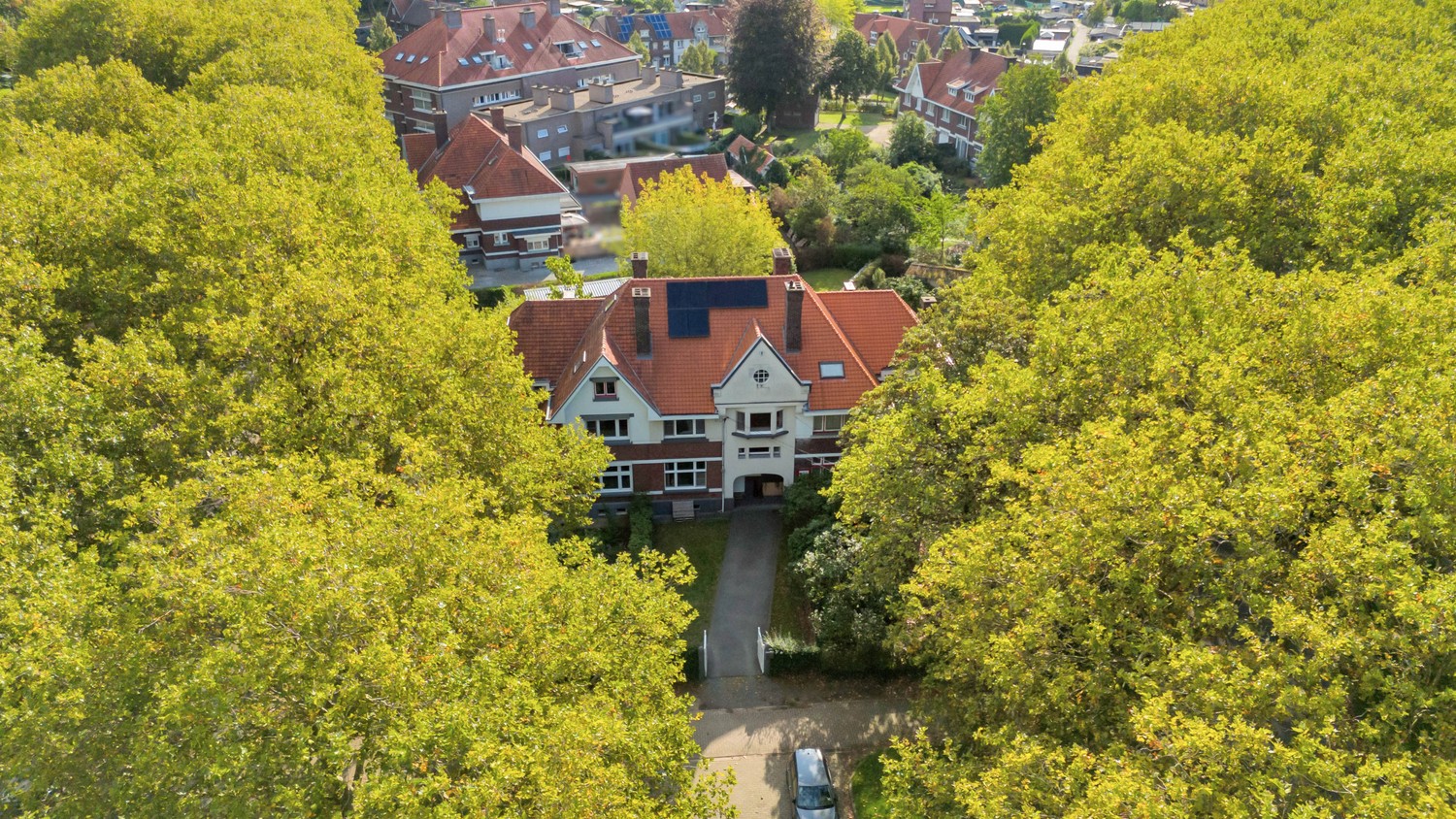 Verrassend ruime gezinswoning met 4 slaapkamers en ruime tuin in het groene Waterschei/Genk! - foto 2