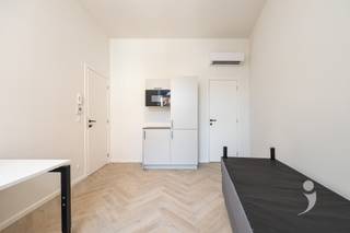 <p><span>Ontdek deze moderne studentenkamer in een kwalitatief vernieuwbouwproject, gelegen in de Frederik Lintstraat 83 in het hartje van Leuven. Het gebouw werd grondig vernieuwd met duurzame materialen en voldoet aan de hedendaagse normen inzake comfort en energiezuinigheid.<br />De kamer ligt op de 1ste verdieping en is uitgerust met een energiezuinige lucht-lucht warmtepomp voor verwarming in de winter en airco in de zomer. Ze wordt volledig bemeubeld verhuurd en beschikt over een bed zonder matras</span><span>,</span><span> Daarnaast heeft de kamer eigen sanitair (douche, lavabo en wc). In het gebouw is een volledig uitgeruste gemeenschappelijke keuken aanwezig. Ook is er een gezellig terras, ideaal om even te ontspannen en een fietsenstalling.<br />Dankzij de centrale ligging bevinden campussen, winkels en horeca zich op wandelafstand, een ideale uitvalsbasis voor studenten.<br />De foto's zijn afkomstig van referentiepanden en dienen ter illustratie van de afwerkingsgraad en sfeer.</span><span> </span></p><p><span> </span></p>