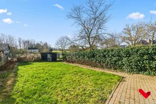 <p>Welkom in Scherpenheuvel-Zichem! Deze charmante halfopen bebouwing is gelegen op een ruim perceel en bevindt zich op een strategische ligging tussen de steden Leuven, Aarschot en Diest. Ondanks zijn rustige ligging, bevinden we ons toch op wandelafstand van scholen, winkels en openbaar vervoer. <br /><br />Zodra we de woning betreden, komen we in de ruime inkomhal met toegang tot de keuken, de woonkamer en de kelder. Vooraan bevindt zich de gezellige woonkamer, waar grote ramen zorgen voor een aangename lichtinval en een warme sfeer. We wandelen door naar de keuken, praktisch ingericht en in directe verbinding met de eetplaats in de achterbouw. Hier geniet u van een mooi zicht op de tuin in een gemoedelijke sfeer. Op het gelijkvloers vinden we eveneens de badkamer, uitgerust met bad, dubbele lavabo en toilet.<br /><br />Via de trap bereiken we de eerste verdieping, waar drie ruime slaapkamers op ons wachten, elk met voldoende plaats voor een volwaardige inrichting. <br /><br />Verder beschikt de woning over een kelder met garagepoort en rechtstreekse toegang naar buiten, aangevuld met een aparte technische ruimte. Buiten strekt zich een ruime tuin uit met een uitstekende zuid-oost oriëntatie. In deze tuin vinden we nog een bijgebouw van twee verdiepingen, met tal van mogelijkheden voor het uitoefenen van een hobby of bijberoep.<br /><br />Benieuwd? Boek snel jouw afspraak ter plaatse met Ruben via ruben@bvm-vastgoed.be of op +32 489 29 30 25.</p>