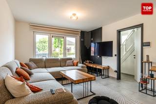 Deze instapklare open bebouwing is de ideale gezinswoning waar u zonder zorgen meteen uw intrek kan nemen. Dankzij de vele ramen geniet u doorheen de volledige woning van een aangename lichtinval en een open gevoel. De woning werd bovendien recent volledig gerenoveerd, waardoor u zich geen zorgen hoeft te maken voor eventuele renovaties.<br /><br />Bij het betreden van de woning valt meteen de ruime en lichtrijke leefruimte op, die naadloos aansluit op de keuken.<br />De woning beschikt over vijf volwaardige slaapkamers, waardoor er ruimte in overvloed is voor grote gezinnen, thuiswerk of hobbyruimtes. Met twee badkamers geniet u bovendien van extra comfort en functionaliteit in het dagelijkse leven.<br /><br />Buiten vindt u een leuke tuin waar het aangenaam vertoeven is, aangevuld met een praktisch tuinhuis voor extra stockage of tuinmateriaal. <br />Als leuke extra's zijn er de handige staanplaatsen en nuttige kelderberging.<br /><br />Beschikbaar bij akte!<br /><br />Contacteer Top Vastgoed voor een bezoek op 0475 700 700!