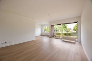 <h2>🏡 <strong>Gezellig appartement in Schoten</strong></h2>
<p><span>Bent u op zoek naar een <strong>2‑slpk appartement</strong> met <strong>terras</strong> en <strong>garage</strong>? Dit appartement op de eerste verdieping biedt een comfortabele indeling, veel lichtinval en terras.</span></p>
<div></div>
<h2>🏠 <strong>Indeling</strong></h2>
<ul>
<li>
<p><span><strong>Eigen inkomhal</strong></span></p>
</li>
<li>
<p><span><strong>Ruime leefruimte met toegang tot terras</strong></span></p>
</li>
<li>
<p><span><strong>Geïnstalleerde keuken</strong> voorzien van vaatwasser, oven, ijskast en gasvuur</span></p>
</li>
<li>
<p><span><strong>2 slaapkamers</strong>, waarvan één met toegang tot het <strong>terras</strong></span></p>
</li>
<li>
<p><span><strong>Badkamer</strong> met inloopdouche, dubbele lavabo</span></p>
</li>
<li><span>Apart <strong>toilet</strong></span></li>
</ul>
<div></div>
<h2>ℹ️ <strong>Extra informatie</strong></h2>
<ul>
<li>
<p>Alle <strong>nutsvoorzieningen </strong>zijn <strong>individueel</strong></p>
</li>
<li>
<p><span>EPC <strong>label A – 75 kWh/(m²·jaar)</strong></span></p>
</li>
<li>
<p><span><strong>Elektriciteit conform</strong></span></p>
</li>
<li>
<p><span><strong>Gerenoveerd in 2026<br /></strong></span></p>
</li>
<li><span><strong>Garage inbegrepen</strong></span></li>
</ul>
<h2>Interesse?</h2>
<p><span>📞 +32 3 568 03 03 ✉️ info@vastgoed03.be 👉 Vastgoed 03 – plan vandaag nog uw bezoek!</span></p>