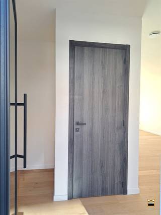 <p><span>Hoogafgewerkte woning met 3 slaapkamers en een mooie terras van 33 m².</span><span><br /><br />Pal in het centrum realiseert de promotor Helico nv een hoogkwalitatief woonproject.<br />Deze locatie werd geselecteerd gezien de centrale ligging. Al hetgeen een mens nodig<br />heeft doet zich op wandelafstand voor. Denken we maar aan winkels, openbaar vervoer,<br />restaurants, cafeetjes, recreatieve mogelijkheden, etc...<br /><br />Het project omvat 19 wooneenheden.<br />In het kelder-niveau voorzien we ondergrondse autostaanplaatsen, kelderbergingen,<br />een vuilnisberging en een fietsberging. De kelderbergingen zijn ruim bemeten.<br />Het kelderniveau is bereikbaar via een lift. <br />Er is een gemeenschappelijke fitness ruimte aanwezig.<br /></span><span><br />Deze woning beschikt over drie slaapkamers waarbij de woonvertrekken zich verspreid <br />over 2 niveaus voordoen.<br />De leefruimte en keuken staan met elkaar in verbinding waarbij de keuken is uitgerust <br />met een kookeiland. Vanuit de leefruimte heb je rechtstreeks toegang tot het ruime terras van 33m². <br />Het terras heeft een zuidoostelijke oriëntatie. De leefruimte is ruim bemeten en geniet van veel lichtinval.<br /><br />Ondergrondse kelderberging en parkeerplaatsen zijn beschikbaar.<br /><br />Graag nodigen we U uit voor een bezoek ter plaatse.</span></p>