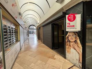 Commerciële winkelruimte te huur in hartje Hasselt – Galerij De Ware VriendenIdeaal gelegen winkelruimte te huur op een toplocatie in het...