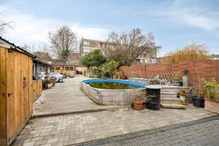 Deze ruime, half-open woning is ideaal gelegen op wandel- en fietsafstand van scholen, winkels en het stadscentrum. Recent werden verschillende renovaties gedaan, wat resulteert in een mooie energiescore van 205 kWh.<br /><br />INDELING: <br /> x inkomhal met toegang naar kantoor/ polyvalente ruimte en gastentoilet; <br /> x ruime woonkamer met salon en eetplaats; <br /> x nieuw ingerichte keuken die overgaat in de gezellige veranda; <br /> x naastgelegen bergruimte.<br />Verdieping: <br /> x 3 slaapkamers, <br /> x badkamer met douche; <br /> x ruime wasplaats en toilet;<br /> x de zolder is bereikbaar middels een luik. <br /><br />Ruime parking voor de woning en inrit naar achteren. De garage wordt momenteel gebruikt als werkruimte, maar is makkelijk terug te gebruiken als garage, evenals de achtergelegen werkplaats.<br /><br />Achter de woning een groot terras met zwembad, buitenberging en achteraan een gezellige loungeruimte.<br /><br />TROEVEN: <br />x uitstekende ligging in éénrichtingsstraat; <br />x vernieuwde ramen 2018 in pvc met hoogrendementsbeglazing; <br />x zonnepanelen 2023; <br />x de elektrische installatie is conform.<br /><br />INTERESSE? Maak dan telefonisch een afspraak voor bezichtiging op het nummer 012 23 00 23 of mail uw vragen aan roland@immo-leroi.be.