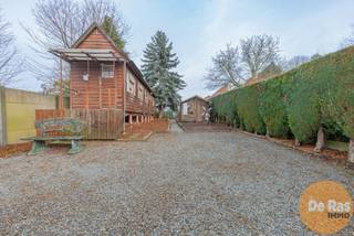 <p>EERSTE BEZOEKDAG – ZATERDAG 14 FEBRUARI VAN 10U TOT 13U (ENKEL OP AFSPRAAK!)<br /><br />SCHELDEWINDEKE – Deze te renoveren woning bevindt zich op wandelafstand van het centrum. De woning, die steeds goed onderhouden werd, is gelegen op een mooi perceel en biedt heel wat mogelijkheden.<br /><br />Op het gelijkvloers beschikt de woning over een lichtrijke woonkamer met aansluitende eethoek, een badkamer, een aparte keukenruimte met een functionele keuken en een achterliggende slaapkamer.<br />Op de eerste verdieping bevinden zich, naast de nachthal, drie slaapkamers en een kleine bergruimte.<br /><br />Daarnaast is er een vaste trap naar de zolderruimte, die zeker ook nog bijkomende mogelijkheden biedt. Verder beschikt de woning over een buitenberging en een garage, bereikbaar via de gemeenschappelijke doorrit links van de woning. Ook is er een aangename tuinzone aanwezig.<br /><br />In de directe omgeving vindt u winkels, openbaar vervoer, een treinhalte, scholen, invalswegen en de E40.<br /><br />Bent u op zoek naar een betaalbare gezinswoning met veel potentieel, gelegen op een rustige maar vlot bereikbare locatie? Aarzel dan niet en maak snel uw afspraak!<br /><br />De vermelde prijs is een richtprijs. Na ontvangst van de biedingen zal de verkoper beslissen of hij/zij de eigendom verkoopt aan het beste bod. De richtprijs is aldus niet bindend voor de verkoper.</p>