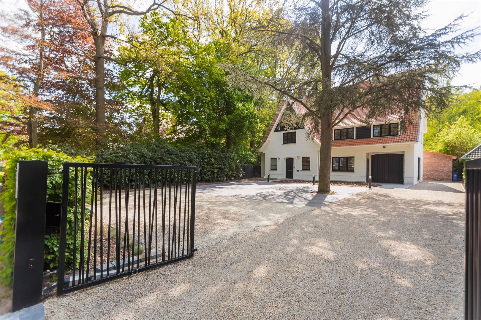 House for sale in Brasschaat with 6 bedrooms - photo 2