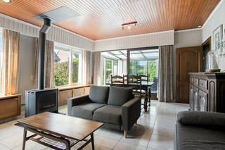 Op een perceel van 600 m² bevindt zich deze halfopen woning met een bewoonbare oppervlakte van 160 m². Met vier slaapkamers, een garage, veranda, berging en een aangebouwde hobbyruimte biedt deze woning heel wat ruimte en mogelijkheden.De woning beschikt over een solide structuur en vormt de ideale basis voor wie een woning volledig naar eigen smaak wil renoveren. Dankzij de praktische indeling en de ruime oppervlaktes zijn er tal van mogelijkheden.Buiten geniet u van een ruime tuin met een gunstige zuidoost- tot zuidwestoriëntatie, waardoor u de hele dag van de zon kunt genieten. Bovendien biedt de tuin veel privacy.Ook de ligging vormt een belangrijke troef. Met een Mobiscore van 8,6 woont u bijzonder centraal, vlak bij scholen, winkels, park- en groenzones. Daarnaast bevinden Brugge, het station en de E40 zich op korte afstand, wat zorgt voor een uitstekende bereikbaarheid.De aanwezige garage, berging, veranda en aangebouwde hobbyruimte bieden extra comfort en heel wat praktische mogelijkheden.Interesse? Plan je bezoek in via Dewaele.com!De algemene voorwaarden van Dewaele DIY kunt u steeds raadplegen via dewaele.com.Dit pand is onderworpen aan de renovatieverplichting van de Vlaamse overheid voor residentiële gebouwen (behoudens bij sloop binnen 5 jaar na de aankoop). Consulteer voor meer informatie de website van het Vlaams Energie- en Klimaatagentschap via https://www.vlaanderen.be/een-woning-kopen/renovatieverplichting-voor-residentiele-gebouwenBestuursmaatregelen in het maatregelenregister: nee