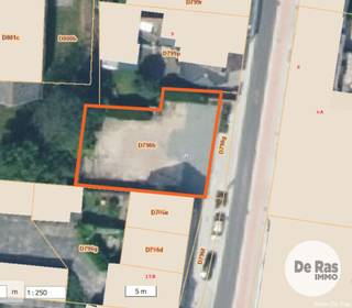 LEDE – Op wandelafstand van het dorpscentrum bieden we deze uitstekend gelegen bouwgrond aan, geschikt voor een halfopen bebouwing. Alle winkels, scholen en voorzieningen bevinden zich in de directe omgeving, waardoor dit perceel een ideale keuze is voor wie comfortabel en centraal wil wonen.<br /><br />Het perceel laat een maximale bouwdiepte van 18 meter op het gelijkvloers toe en 13 meter op de eerste verdieping. De minimale bouwbreedte bedraagt 7 meter, maar een bredere gevel is perfect mogelijk, wat extra flexibiliteit geeft voor een moderne en ruime woningindeling.<br /><br />De tuin is zuidwest georiënteerd en geniet zon van de middag tot de avond – ideaal voor wie houdt van licht, warmte en een aangename buitenbeleving.