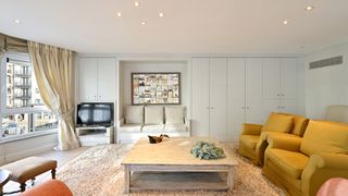 Ruim gemeubeld appartement met 3 slaapkamers en dubbele garagebox hartje Zoute.Inkom met vestiaire en gastentoilet, ruime zonnige woonkamer uitgevend...