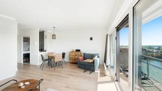 Zeer mooie studio met panoramisch uitzicht over het meer.<br />Gelegen op de 6de verdieping met ideale zuidwest-oriëntatie.<br /><br />De studio beschikt over een inkomhal met vestiaire , een gezellige leefruimte met toegang tot het zonneterras, een open ingerichte keuken, een badkamer met douche en toilet.<br /><br />Gelegen in een verzorgd domein met binnenzwembad, privéstrand en waterpartij.<br /><br />Contacteer ons voor bijkomende informatie of een bezoek.<br />Info en bezoek bel Andries De Leyn 0472 53 66 09<br />