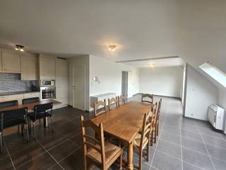Duplex appartement met 2 ruime kamers & lift in centrum Haacht! Indeling 2de verdieping: inkomhal, woonkamer met open uitgeruste keuken, berging, ruime slaapkamer met airco en dressing, badkamer met badkamermeubel met 2 lavabo's, ligbad en douche, apart toilet en terras. Op de 3de verdieping: nachthal, 1 ruime slaapkamer, bureau/ dressing en apart toilet met lavabo. Met airco en lift! 1 Autostaanplaats inbegrepen. Gelegen in centrum Haacht, op wandelafstand van alle faciliteiten. Maandelijkse kosten: €90/maand.