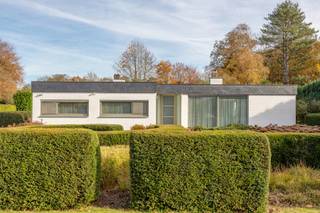 INDELINGBij het binnenkomen word je verwelkomd in de inkomhal met gastentoilet.Aan de linkerkant bevindt zich het slaapgedeelte, bestaande uit drie...