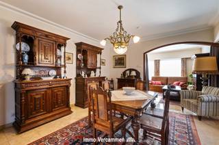 <p><span>Standingvolle gezinswoning met verrassend ruime bewoonbare oppervlakte, gunstig gelegen in een residentiële omgeving te Sint-Katelijne-Waver, nabij het bruisende Mechelen.</span></p><p><span> </span></p><p><span>Deze aangename gezinswoning biedt dankzij een ruime bewoonbare oppervlakte en een groot aantal kamers diverse mogelijkheden, o.a. grote of nieuw samengestelde gezinnen, thuiswerk, zelfstandige activiteit, etc. We betreden de woning via de riante inkomhal met traphal, vestiaire en gastentoilet. Een lichtrijke woonkamer biedt samen met de gezellige eetplaats en veranda een ideale thuis om mensen te ontvangen. Zowel vanuit de leefruimte als ook de leefkeuken heeft u zicht op de aangename tuin.</span></p><p><span>De wasplaats, koele berging, CV-ruimte en inpandige, dubbele garage maken het gelijkvloers compleet. De nachthal op de eerste verdieping geeft toegang tot maar liefst 6 slaapkamers, een badkamer met douche, een apart toilet en verscheidene bergruimtes.</span></p><p><span> </span></p><p><span>Deze knappe villa is gelegen in een rustige straat op fietsafstand van scholen, winkels, openbaar vervoer, sport- en ontspanningsmogelijkheden. Het nabij gelegen militair domein biedt eveneens mogelijkheden voor mooie wandelingen.</span></p><p><span> </span></p><p><span>Een vlotte bereikbaarheid is gegarandeerd dankzij de gunstige ligging centraal tussen Brussel en Antwerpen, via belangrijke invalswegen, openbaar vervoer of fietsostrade.</span></p><p><span>Kom de troeven van dit prachtig eigendom ter plaatse ontdekken en maak een afspraak: 015/755 444 of <span>info@immovercammen.be</span></span><span> </span></p><p><span>Renovatieplicht EPC: binnen 6 jaar na aankoop = verplichte renovatie tot label D of beter.</span></p><p><span> </span></p>