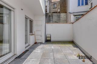 Dit energiezuinige appartement bevindt zich nabij het Leopoldpark te Oostende, op enkele passen van het strand, de Winkelstraat, bus- en tramhaltes, restaurants, supermarkten, scholen en openbare diensten!<br />Het appartement bestaat uit een inkomhal, woonkamer met zicht op het park, gesloten keuken, badkamer met lavabomeubel en douche, apart toilet en 2 volwaardige slaapkamers die elk toegang geven tot het zonnige terras. Op het terras is er nog een berging.<br />Private kelderberging in het gebouw.<br />Dankzij de centrale ligging en de nabijheid van alle voorzieningen is dit appartement een ideale woonst voor iedereen die comfortabel in het stadscentrum wil wonen, evenals voor tweedeverblijvers die willen genieten van alles wat Oostende te bieden heeft! <br />Kom zelf de vele troeven van dit charmante appartement ontdekken!