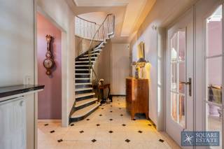 Square Estate presenteert u deze prachtige villa, gelegen in een zeer rustige straat op het domein van Bouchout. Deze villa is als volgt...