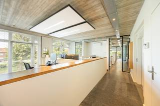 <p><span><strong>KANTOORLOFT MET UNIEK ZICHT OP DE SCHOTENSE VAART – SCHOTENHOF<br /></strong>Woont u in Schoten, Schilde of ’s-Gravenwezel en hebt u genoeg van het pendelen naar uw kantoor in de stad? Bent u op zoek naar een nieuwe, instapklare én exclusieve werkomgeving?</span></p>
<p><span><strong><br />LOCATIE &amp; OMGEVING</strong></span><br /><span><strong>Immo Point VANDAELE</strong> stelt deze instapklare kantoorloft op een absolute toplocatie in Schotenhof voor.</span><br /><span><strong>* Toplocatie:</strong> Aan de rand van Schotenhof, vlak bij belangrijke invalswegen én het centrum van Schoten.</span><br /><span><strong>* Uniek zicht:</strong> Vanuit de volledige loft geniet u van een uniek panoramisch zicht op het water.</span></p>
<p><span><strong><br />INDELING VAN DE KANTOORLOFT<br /></strong><strong>* Statige inkomhal:</strong> De inkomhal van het gebouw zet onmiddellijk de juiste professionele toon.</span><br /><span><strong>* Rechtstreekse lift:</strong> De lift komt rechtstreeks uit in de loft zelf. Goed om te weten: de inkomhal en lift worden enkel en alleen gedeeld met de bovenliggende loft.</span><br /><span><strong>* Representatieve receptie:</strong> Bij het betreden van de loft wordt u verwelkomd in een stijlvol en presentabel onthaal.</span><br /><span><strong>* Landschapskantoor:</strong> Het onthaal geeft toegang tot een doordacht ingedeeld en lichtrijk landschapskantoor.</span><br /><span><strong>* Directiekantoren:</strong> Voor het management zijn er twee fraaie, afzonderlijke kantoren voorzien.</span><br /><span><strong>* Ontvangstruimte en vergaderzaal:</strong> Klanten en partners worden in alle comfort ontvangen in de mooie ontvangstruimte en de aparte vergaderzaal.</span><br /><span><strong>* Sanitair:</strong> Uiteraard beschikt de loft over een discreet opgesteld sanitair gedeelte.</span><br /><span><strong>* Keuken met terras:</strong> De ingerichte keuken met toegang tot het ruime terras maakt het plaatje compleet.</span></p>
<p><span><strong><br />KORTOM</strong></span></p>
<p><span>* Gelegen op een absolute toplocatie.</span></p>
<p><span>* Volledig instapklare kantoorloft.</span></p>
<p><span>* Uniek en rustgevend zicht op het water vanuit de volledige loft.</span><br /><br /><span><strong><br />BEWOONBARE OPPERVLAKTE<br /></strong>De vermelde “bewoonbare oppervlakte” is gebaseerd op de “bruikbare vloeroppervlakte” zoals vermeld in het EPC.<strong><br /></strong></span></p>