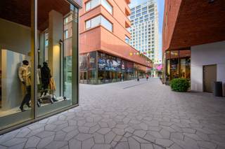 TURNOVA RESIDENTIES, RES. ACADEMIE, EXCLUSIEF WONEN IN HET CENTRUM VAN TURNHOUT <br /><br />In het centrum van Turnhout, vlak bij de Grote Markt, maakt u kennis met “Turnova”! Een bruisend nieuw stadsdeel. Naast appartementen en een 40-tal winkels is er ook plaats er ook de nieuwe Stedelijke Academie van Schone Kunsten, luxe-hotel Corsendonck, 3 restaurants waarvan we “Hert” terugvinden op de hoogste verdieping van de Turnova Toren met een ongelooflijk uitzicht en een grote ondergrondse parking. Drie pleinen met een eigen sfeer versterken het stadshart. Samen met de gezellige cafés, restaurants en terrasjes geeft Turnova ongetwijfeld een nieuwe dimensie aan het stadscentrum.<br /><br />Vlakbij het nieuwe Academieplein kan u kennis maken met Residentie Academie. Hier kan u de keuze maken om te genieten van de rust aan het plein of toch liever de bruisende winkelstraat! Ook Restaurant Gust en koffiebar Bink ontbreken niet om maximaal te genieten.<br /><br />De appartementen met 2 of 3 slaapkamers zijn nog volledig naar eigen smaak in te richten in samenspraak met de bouwheer. Zo kan u in alle comfort wonen, werken en zeker genieten op Turnova.<br /><br />Momenteel zijn nog enkele appartementen beschikbaar in Residentie Academie, wees er dus snel bij!<br /><br />Maak nu een afspraak via nieuwbouw@hillewaere.be of contacteer onze nieuwbouw makelaar om meer te weten te komen over dit project op 014/ 45 10 11 !