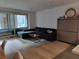 In de Elverdingestraat, pal in het centrum van Ieper, ligt dit modern appartement met twee slaapkamers, een autostaanplaats en een terras...