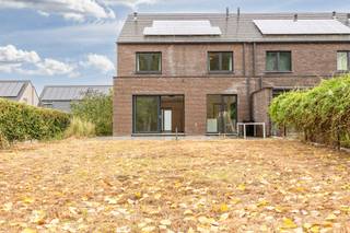 <span>Deze recente, instapklare woning in Lebbeke heeft heel wat in huis: </span><strong>vier slaapkamers, een inpandige garage, een prachtig groenzicht én EPC-label A</strong><span>. Bovendien geniet je van een rustige ligging, terwijl scholen, winkels en belangrijke invalswegen vlot bereikbaar zijn.</span><br /><span>Op het gelijkvloers is er een ruime inkomhal met gastentoilet, die toegang geeft tot de lichtrijke leefruimte met aansluitende eetplaats en volledig ingerichte keuken. De grote raampartijen zorgen voor veel natuurlijke lichtinval en een mooie verbinding met de tuin en het achterliggende groen. Verder zijn er een praktische berging en een inpandige garage.</span><br /><span>Ook boven is er aan ruimte geen gebrek. De eerste verdieping telt maar liefst vier slaapkamers, waarvan één met dressing, een badkamer uitgerust met ligbad en douche en een afzonderlijk toilet. Eén van de kamers kan uiteraard ook perfect dienstdoen als bureau, hobbyruimte of logeerkamer. Extra opbergruimte vind je op de zolderverdieping, die bereikbaar is via een uittrekbare trap. Buiten geniet je van een mooi terras en een aangename tuin met zicht op het groen achteraan. Aan de voorzijde is er een ruime oprit met plaats voor twee wagens. Op energetisch vlak scoort deze woning uitstekend. Met </span><strong>EPC-label A, zonnepanelen en een conforme elektrische installatie</strong><span> is de woning helemaal klaar voor de toekomst.</span>
