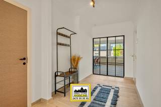 <p>“ABSOLUTE TOPPER” – Afspraak ENIGE BEZOEKDAG uitsluitend telefonisch via Elias Le Juste op 0487/ 33 .10 .10. Welkom in Belsele, waar we dit subliem appartement terugvinden te Marktstraat 167, op de eerste verdieping. Indeling: Bij het binnenkomen word je ontvangen in een stijlvolle hal met links de glazen deur naar de ruime en lichtrijke leefruimte met plaats voor zowel eet- als zithoek. Aansluitend bevindt zich de volledig ingerichte keuken, afgewerkt met kwalitatieve materialen en moderne toestellen. Er is tevens een handige bergruimte aanwezig. Terug in de gang begeven we ons naar de twee volwaardige slaapkamers en naar de elegante badkamer met ruime inloopdouche, wastafel en voldoende kastruimte. Vanop het zuidgericht terras kan je op elk moment van de dag genieten van de zon. Achteraan het gebouw is er ook de mogelijkheid voor het huren van een ruime garage (75 euro/maand). P-score A / G-score A.<br />VOOR ZEER SNELLE BESLISSERS!<br />IMMO ZONE RHODELAND – Elias Le Juste – 0487/ 33 .10 .10</p>